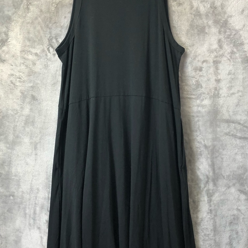 Elegant Black Sleeveless Dress - Picture 8 of 10